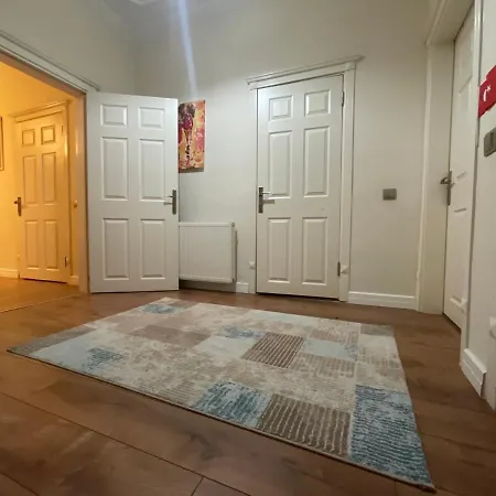 Oezel Havuzlu Genis Ferah Bahceli Muestakil Villa