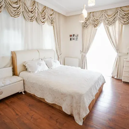 Oezel Havuzlu Genis Ferah Bahceli Muestakil Villa Villa Belek