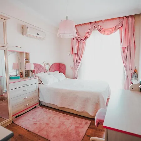 Oezel Havuzlu Genis Ferah Bahceli Muestakil Villa