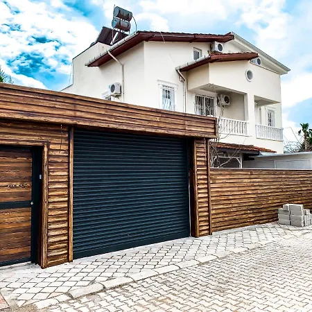 Oezel Havuzlu Genis Ferah Bahceli Muestakil Villa
